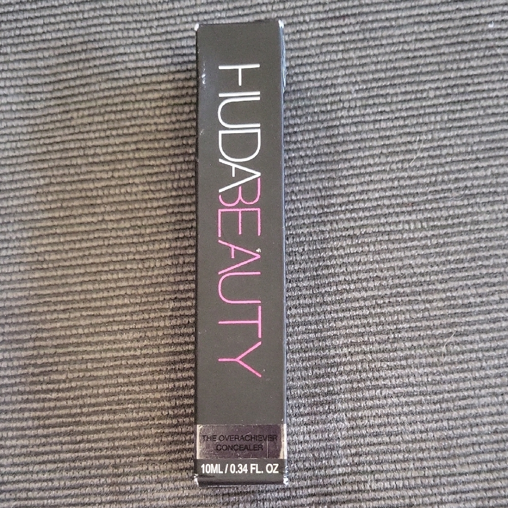 Huda NIB Beauty Overachiever Concealer - Chocolate Chip 38R
